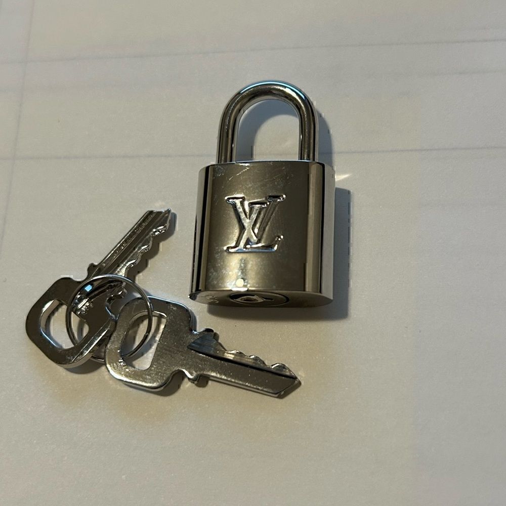 ❤️🦄 Authentic Louis Vuitton Silver Lock & Key Matching Set.